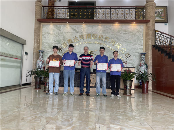广东国泰达鸣精密机件有限公司总经理徐学伟(中)为给“实习标兵”.jpg