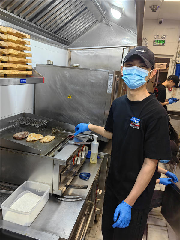 企业对韦警同学评价:已经成为饭档西餐主力人员,学东西上手很快,出品标准和卖相都较好,工作手脚麻利,与他人配合娴熟。.jpg