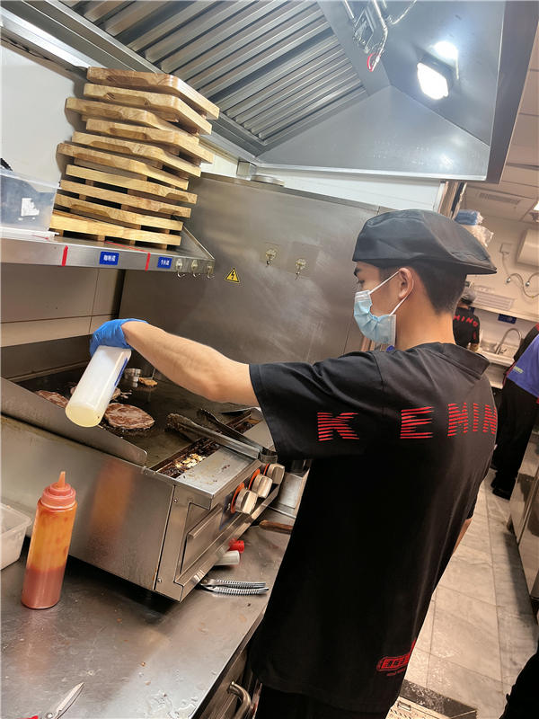 企业对黄日友同学评价:鸡蛋仔出品标准,得到顾客的好评,岗位操作扎实。.jpg