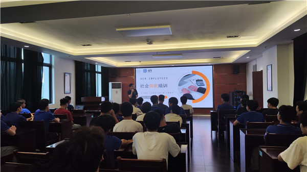 企业专家对汽车维修专业毕业生进行就业、创业指导1.jpg