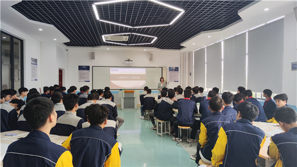 企业专家对数控加工专业毕业生进行就业指导.jpg