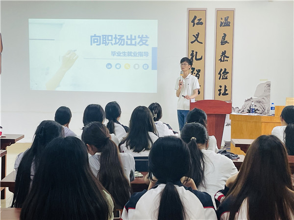 企业专家对幼儿教育专业毕业生进行就业指导.jpg