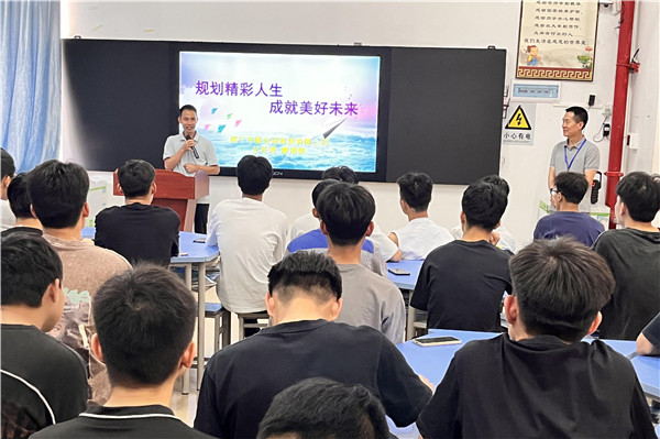 制冷设备运用与维修专业学长回校与毕业生进行就业、创业规划交流.jpg
