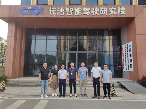 长沙行深智能科技有限公司副总裁谭筠(右四)、网联交通事业部工程师熊威(右三)与学院教务科副科长(左三)、汽车工程系主任杨国红(右二).jpg