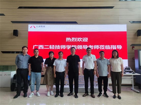 长沙行深智能科技有限公司副总裁谭筠(右四)与学院教务科副科长(左四)、汽车工程系主任杨国红(右三)一行合影.jpg