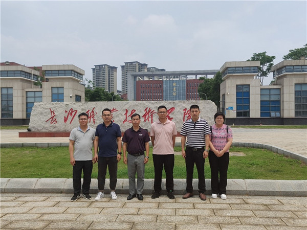 长沙职业技术学院汽车工程学院汽车智能技术专业带头人陈晓鹏(右三)、与学院教务科副科长(左三)、汽车工程系主任杨国红(右二).jpg