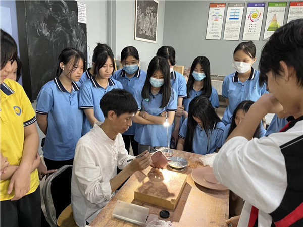 图2:黄夏洪大师现场示范坭兴陶篆刻技法.png