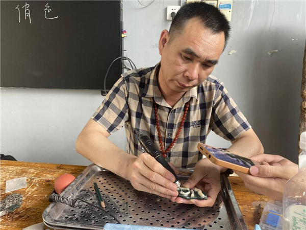 图4:潘华国大师现场示范毛毛虫的圆雕技法.png
