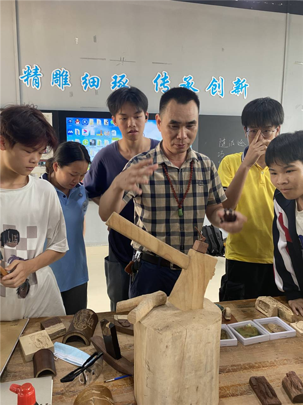 图5:潘华国大师点评学生作品课堂作业.png
