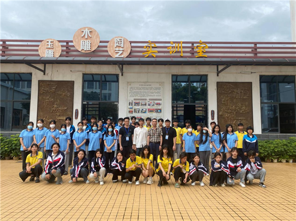 图6:黄夏洪、潘华国大师与我院工艺美术专业师生合影.png