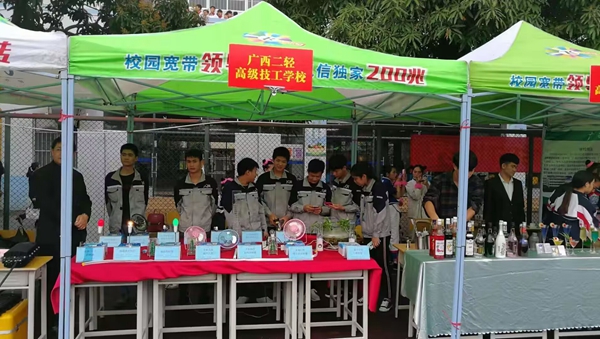 2018年冯雪锋与同学们一起代表学校参加世界技能大赛先进事迹巡回报告会技能展示.jpg