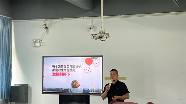 南宁市汽车维修行业联合工会主席发表讲话.jpg