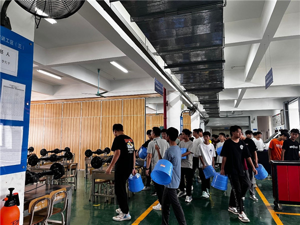 新生参观汽车工程实训楼1.jpg