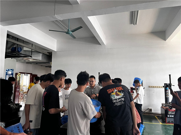 新生参观汽车工程实训楼2.jpg