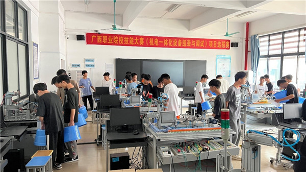 新生参观机电工程实训楼1.jpg