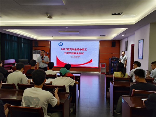 招生就业办副主任农定谋给即将赴企业开展工学交替的同学们提出希望与要求.jpg