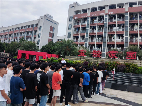2023年8月31日下午21级汽车维修、新能源汽车检测与维修专业8个班的学生抵达上汽通用五菱汽车股份有限公司.jpg