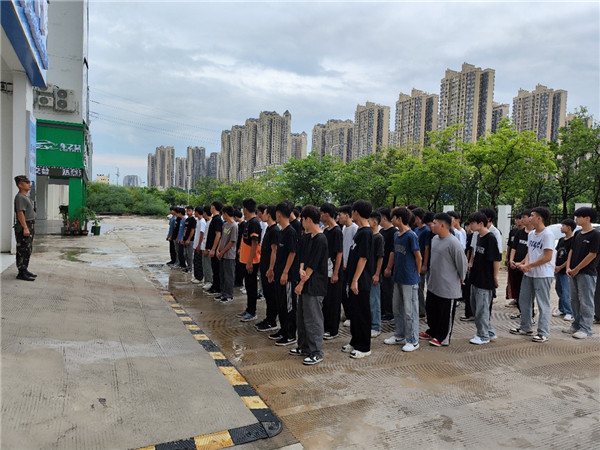 2023年9月3日下午22级汽车维修专业3个班的学生抵达广西车之益汽车科技有限公司.jpg