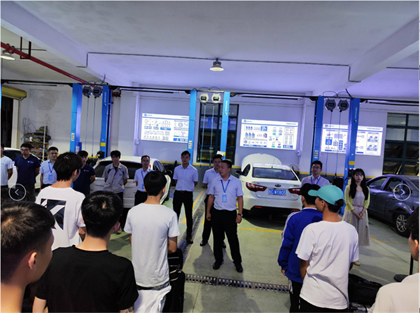企业负责人带领同学们参观.png