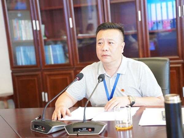 主持学院全面工作的党委副书记、第一副院长罗志主持会议并作讲话_副本.jpg