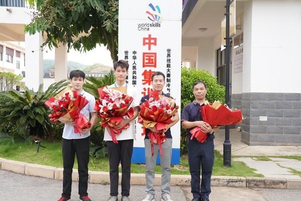 与教练李红专、韦彬及裁判员杨向军合影.jpg