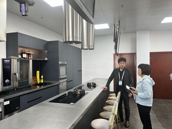 参观南宁市谭顺捷技能大师工作室.jpg