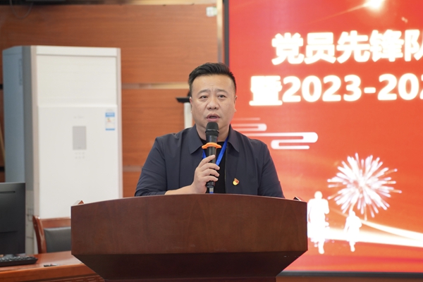 主持学院全面工作的党委副书记、第一副院长罗志.jpg