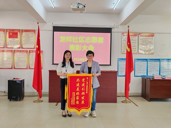 张萍同志代表学院接受表彰.jpg