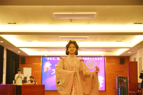 图5 决赛个人展示(汉服组一).jpg