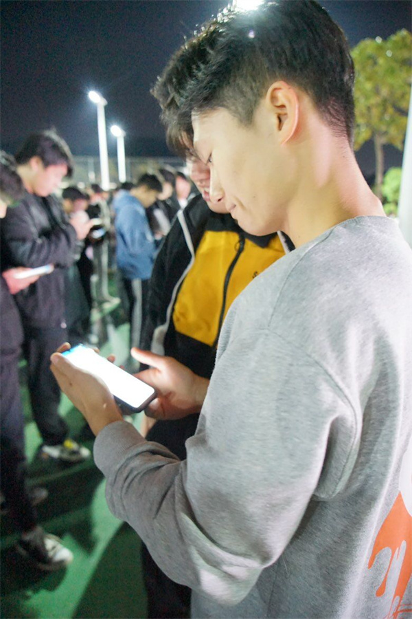 图9 同学们认真答题.jpg