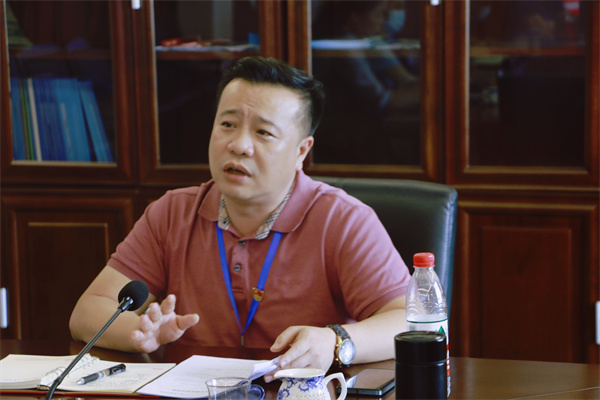 主持学院全面工作的党委副书记、第一副院长罗志.jpg