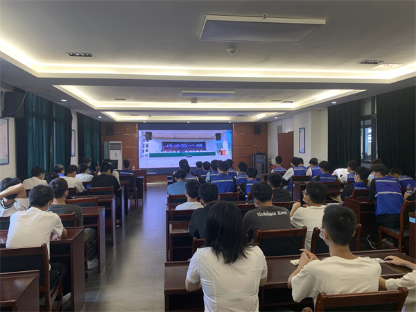 师生观看开学典礼直播.jpg