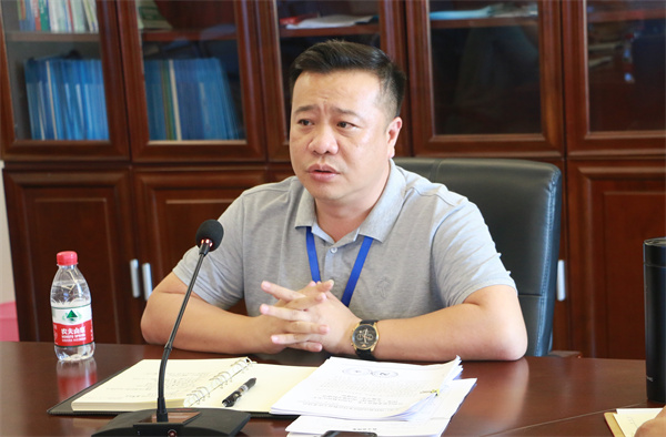 主持学院全面工作的党委副书记、第一副院长罗志.jpg