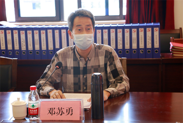 自治区二轻联社党组成员、副主任邓苏勇.jpg