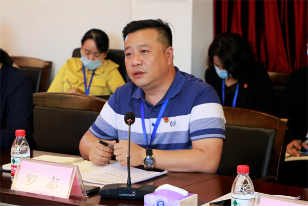 主持学院全面工作的党委副书记、第一副院长罗志.jpg