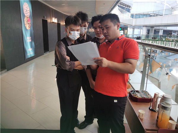 刘帛锟老师在解答学生疑惑.jpg