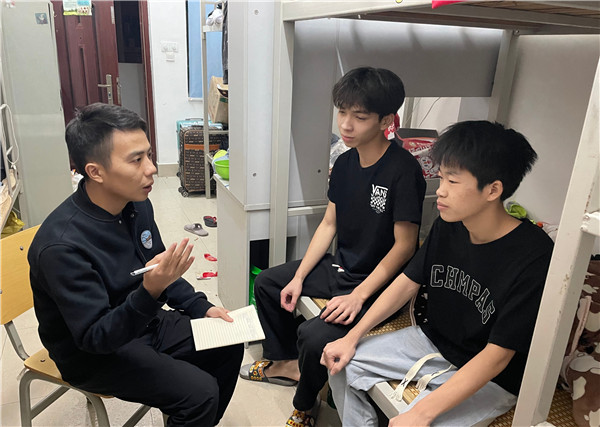 李金秋老师走访宿舍进行安全教育.jpg