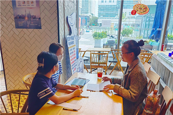石丽妃老师走访烹饪专业学生,进行安全教育.jpg
