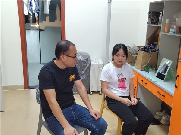 朱万军老师在与学生谈心.jpg