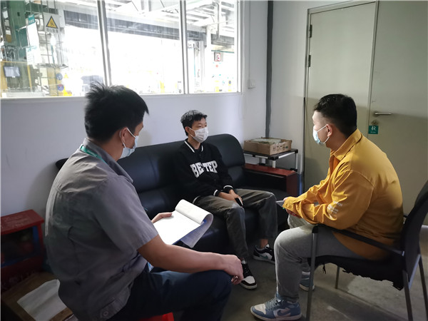 刘帛锟老师到车间与主管跟学生谈心.jpg