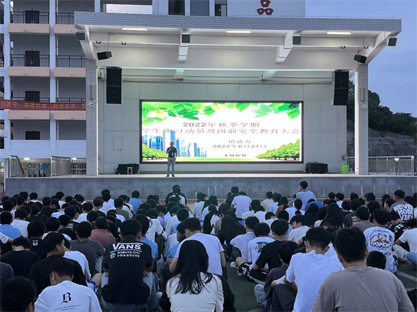 招就办副主任农定谋向实习学生解读实习文件.jpg