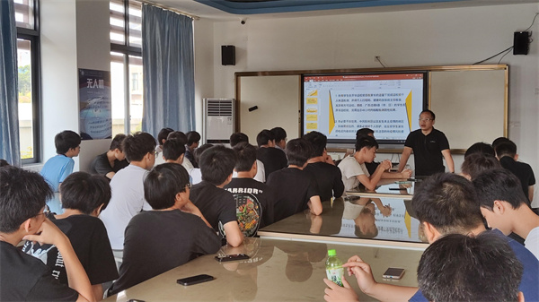 班主任黄伟老师召开实习学生专题班会.jpg