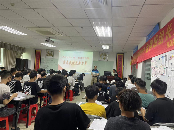 学生参加实习单位岗前培训.jpg