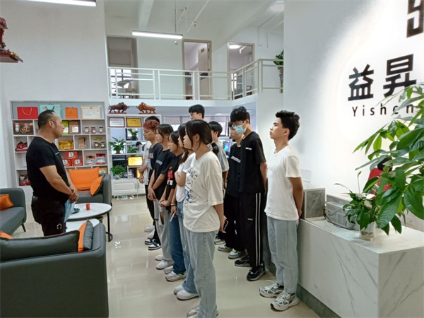 黄鸿面老师召开学生安全教育会.jpg