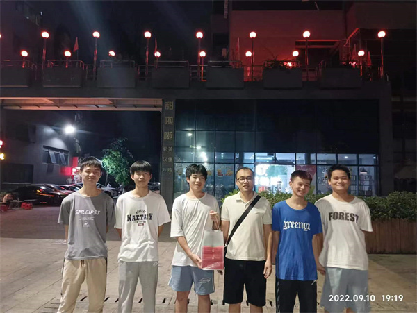 朱万军老师与学生共度中秋佳节.jpg