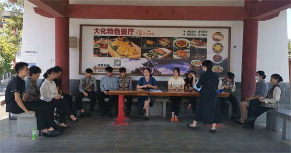 现代服务系副主任黄苇、莫莉老师组织学生座谈.jpg