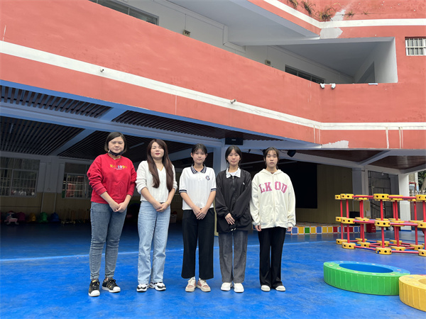 周宁老师查看幼儿教育专业学生实习情况.jpg