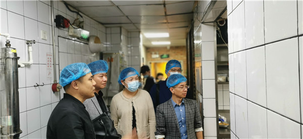 校企双方领导到运营门店进行参观.jpg