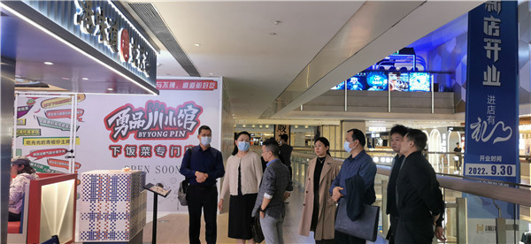 校企双方领导一起到运营门店进行参观.jpg