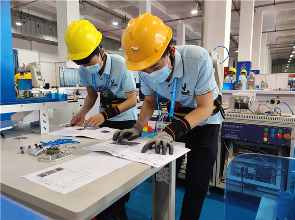 2022年广西第二届职业技能大赛机器人系统集成选手(何迁达、颜文杰).jpg